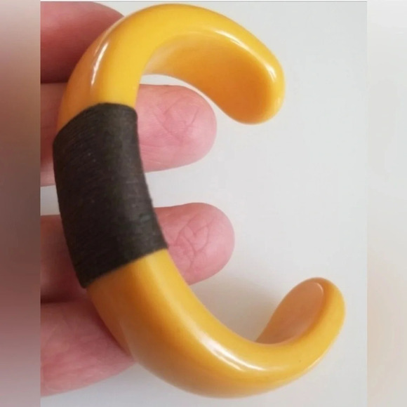Bakelite Vintage 1940s Butterscotch Cuff Bracelet in Wrapped Thread​ TESTED EUC - Picture 4 of 4